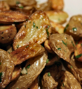 ROASTED FINGERLING POTATOES WITH HERBS ROASTED FINGERLING POTATOES WITH HERBS