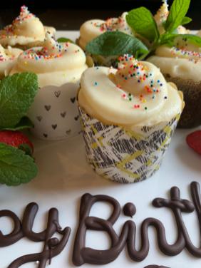 BIRTHDAY PARTY CARROT CAKE CUPCAKES