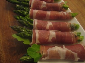 PROSCIUTTO AND ASPARAGUS ROLL
